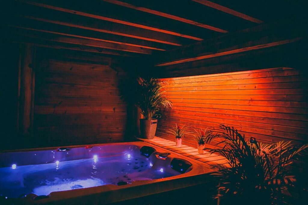 Le Spa Du Cabanon: Cabanon De Luxe Avec Spa Entierement Privatif 瓦拉日丁 外观 照片